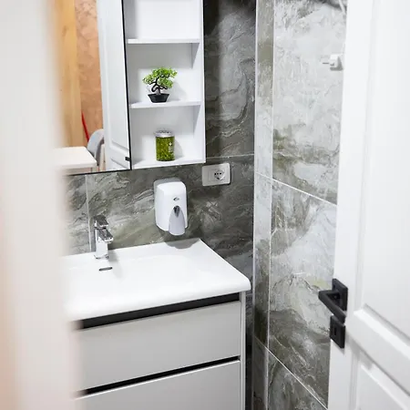 Resilient Golem (Tirana)