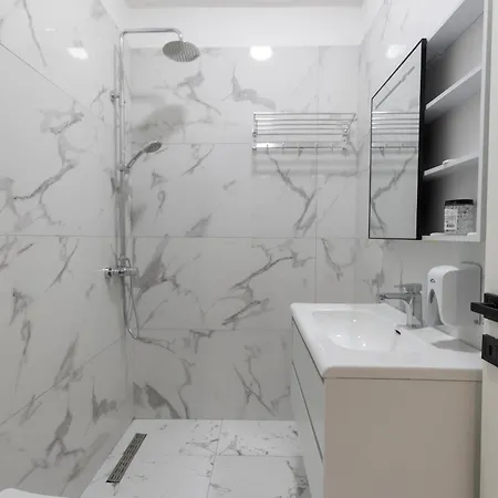 Ξενοδοχείο Resilient Golem (Tirana)