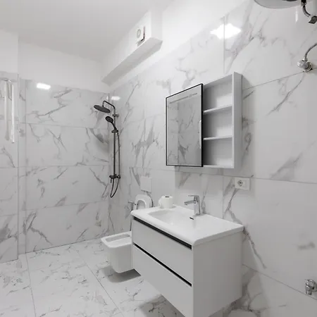 Hotel Resilient Golem (Tirana)