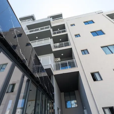 Hotel Resilient Golem (Tirana)