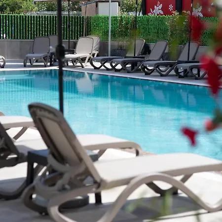 Hotel Resilient Golem (Tirana)