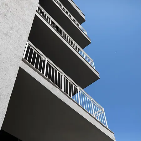 Hotel Resilient Golem (Tirana)